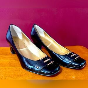 Tahari Evelyn Patent Leather Pumps size 6 1/2 Gold Hardware Trim Accent